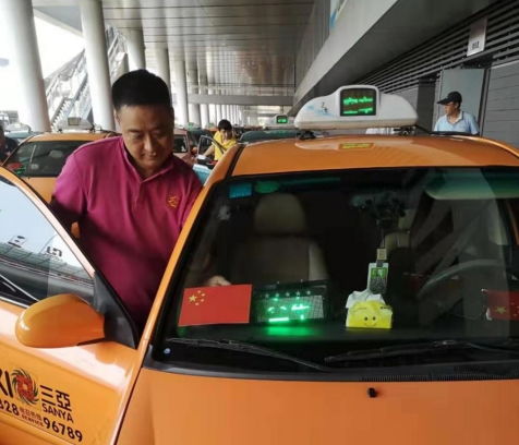 喜迎國慶，三亞出租汽車張貼國旗展愛國情懷